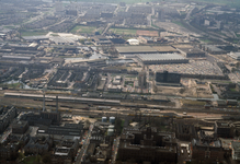 835003 Luchtfoto van het stationsemplacement van het NS-station Utrecht C.S. te Utrecht en omgeving; in het midden de ...